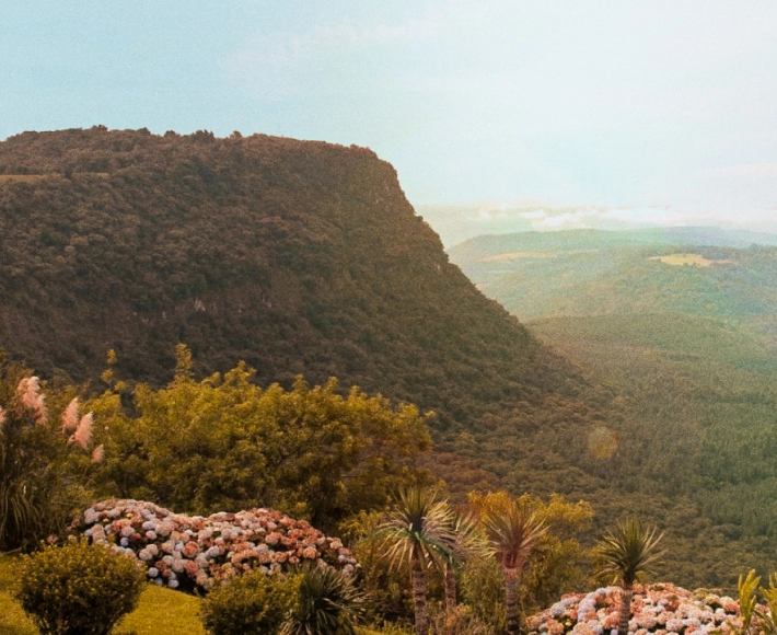 Paisagem natural exuberante na Serra Gaúcha, com vista para o Vale do Quilombo e vegetação nativa.