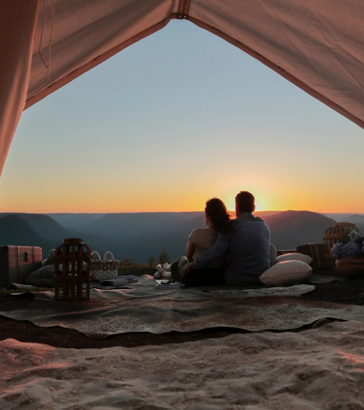 Casal apreciando o pôr do sol em apartamento na Serra Gaúcha