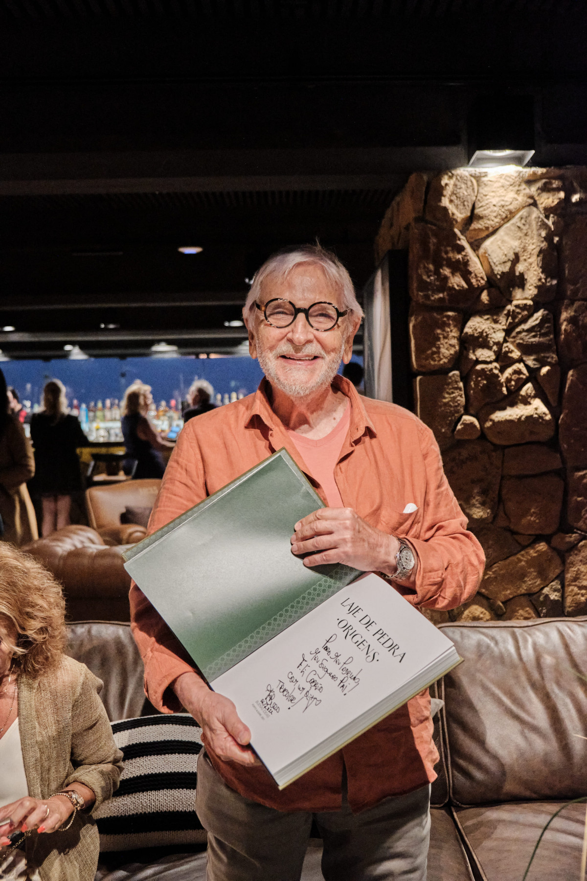 Fernando Ernesto Corrêa recebeu o livro autografado do Laje de Pedra, que conta a bela trajetória do mais tradicional hotel gaúcho