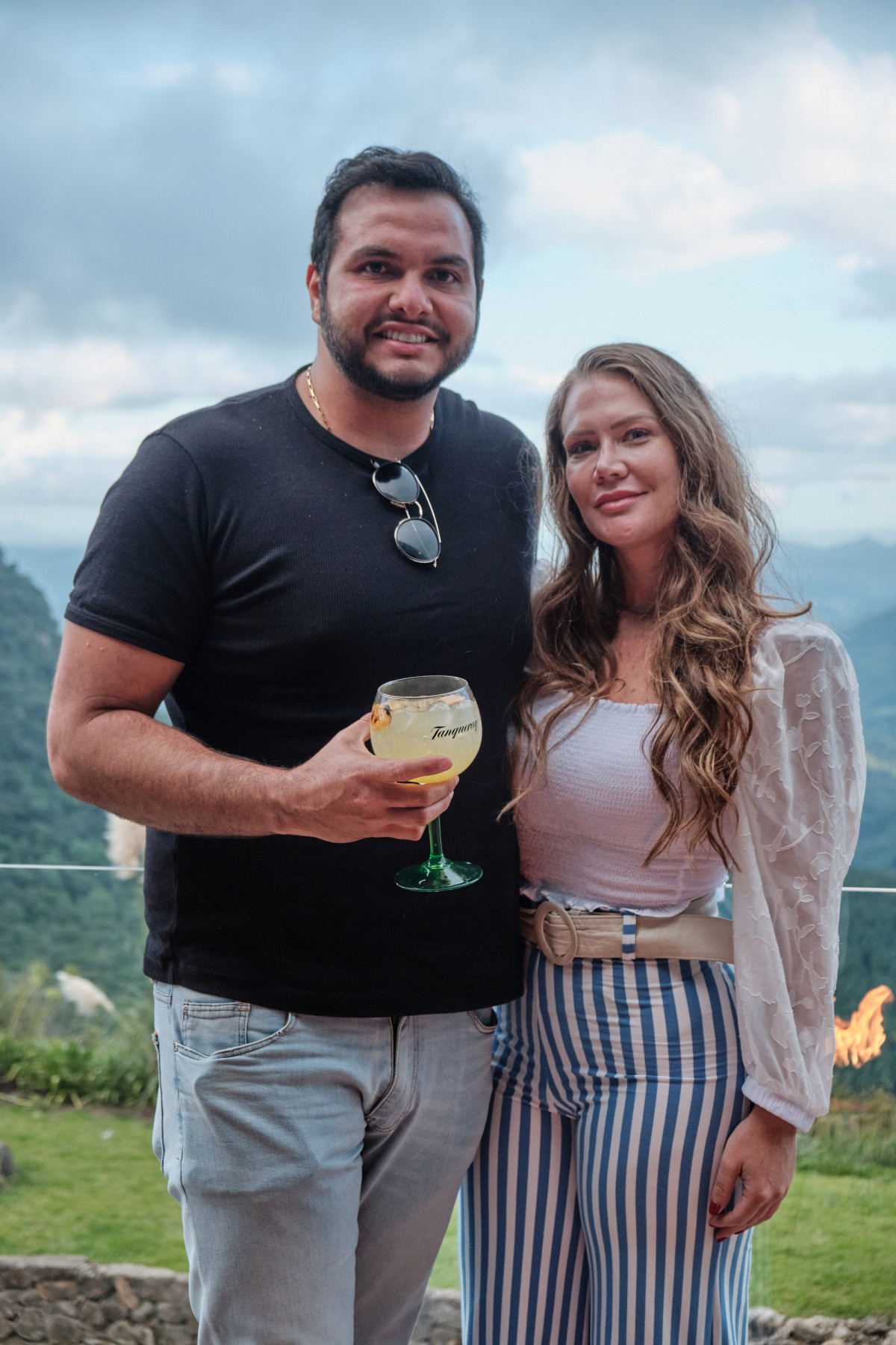 Rodrigo Espirito e Vanessa Boll na hora do gin tônica para brindar os bons momentos em Canela