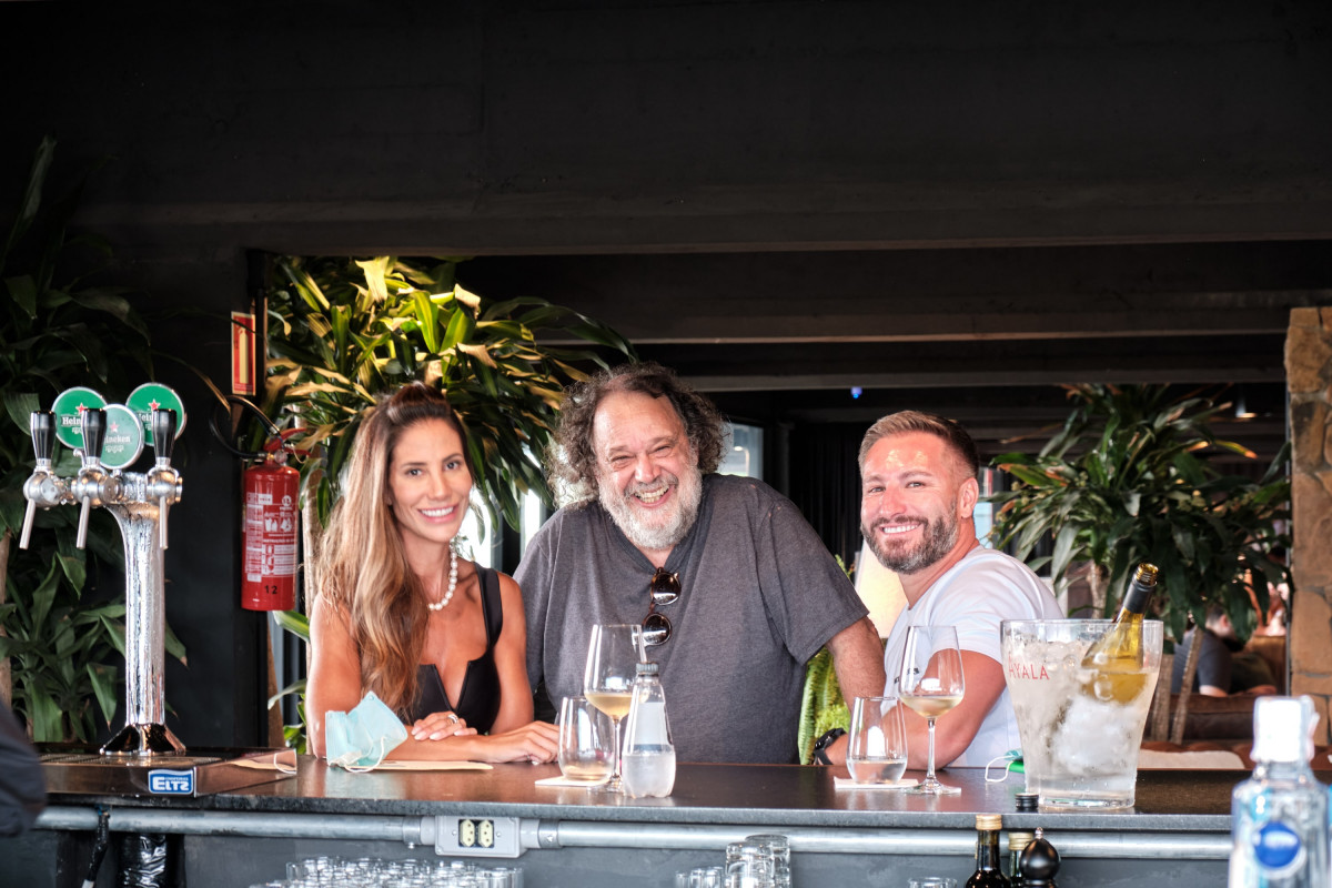 Rita e Cristiano Berti colocaram o papo em dia com Fernando Bueno no badalado Bar do Laje
