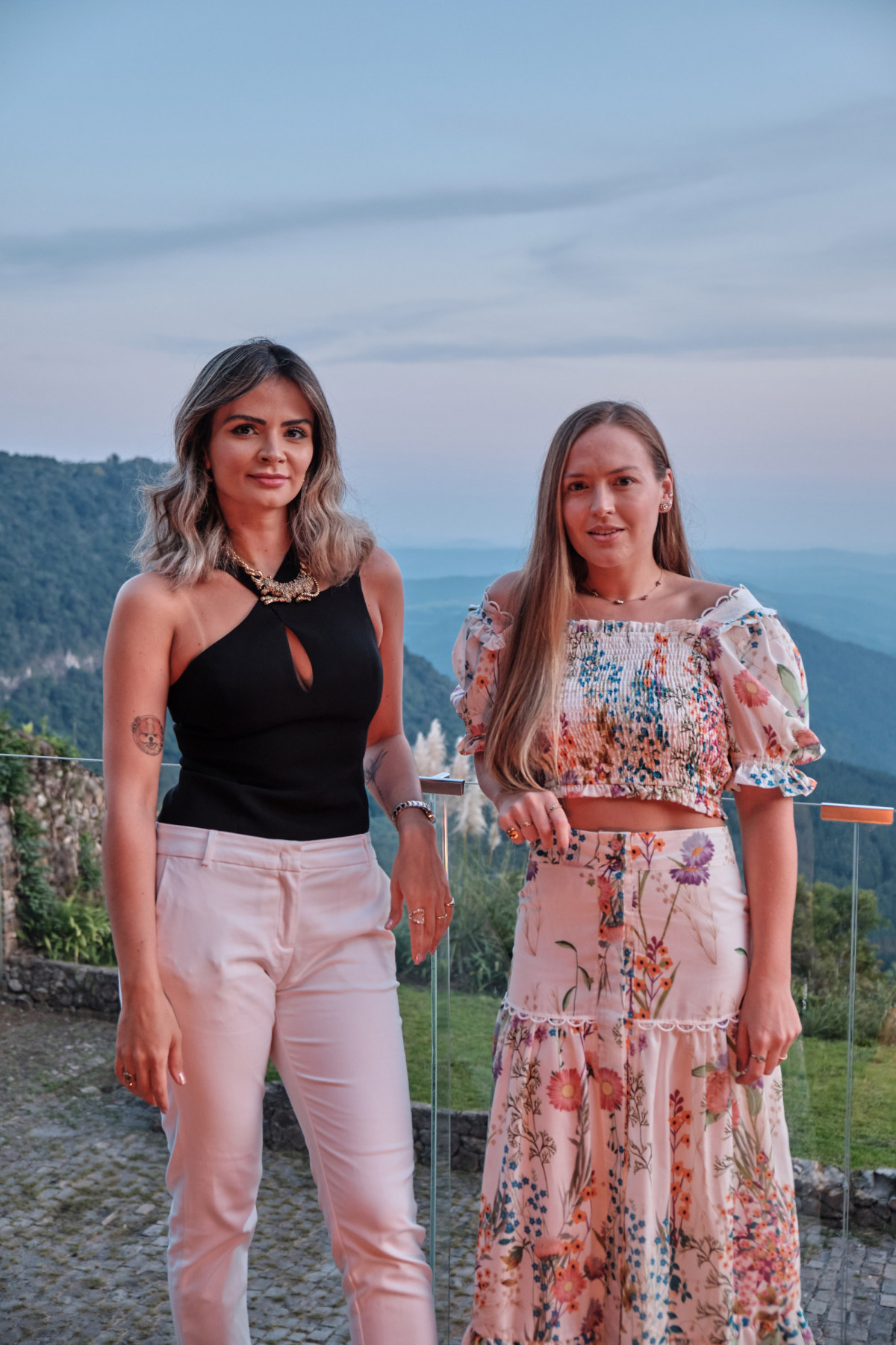Alessandra Scalabrin e Sarah Kehl encantadas com o novo empreendimento imobiliário em Canela