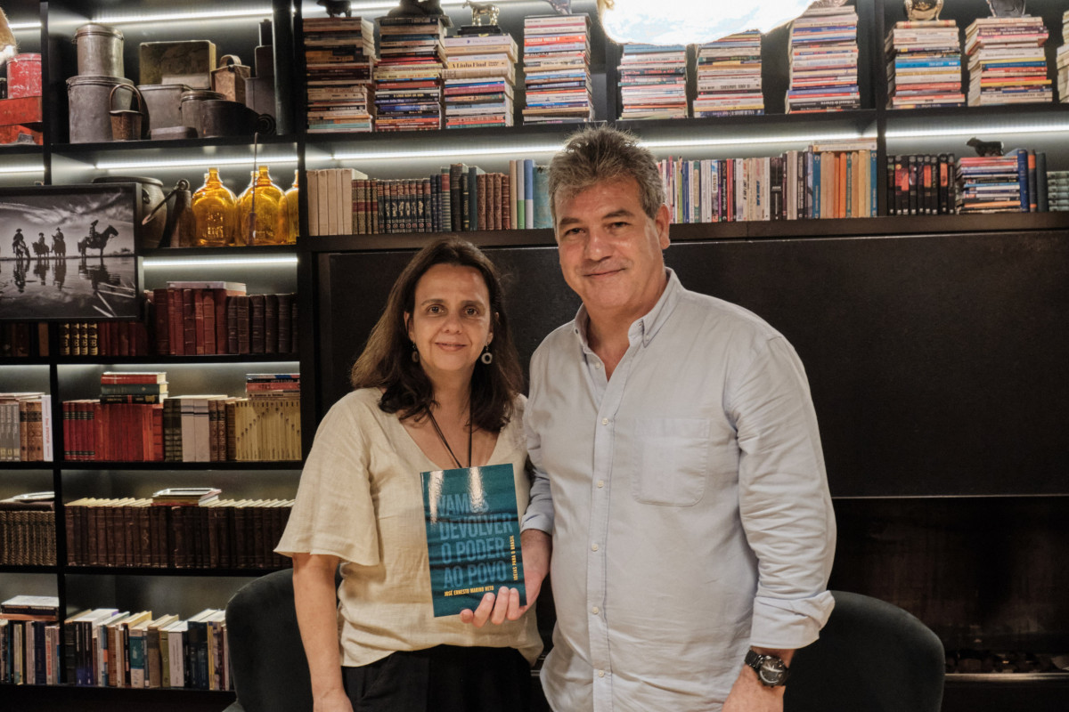 O autor José Ernesto Marino Neto e Flavia Lisboa
