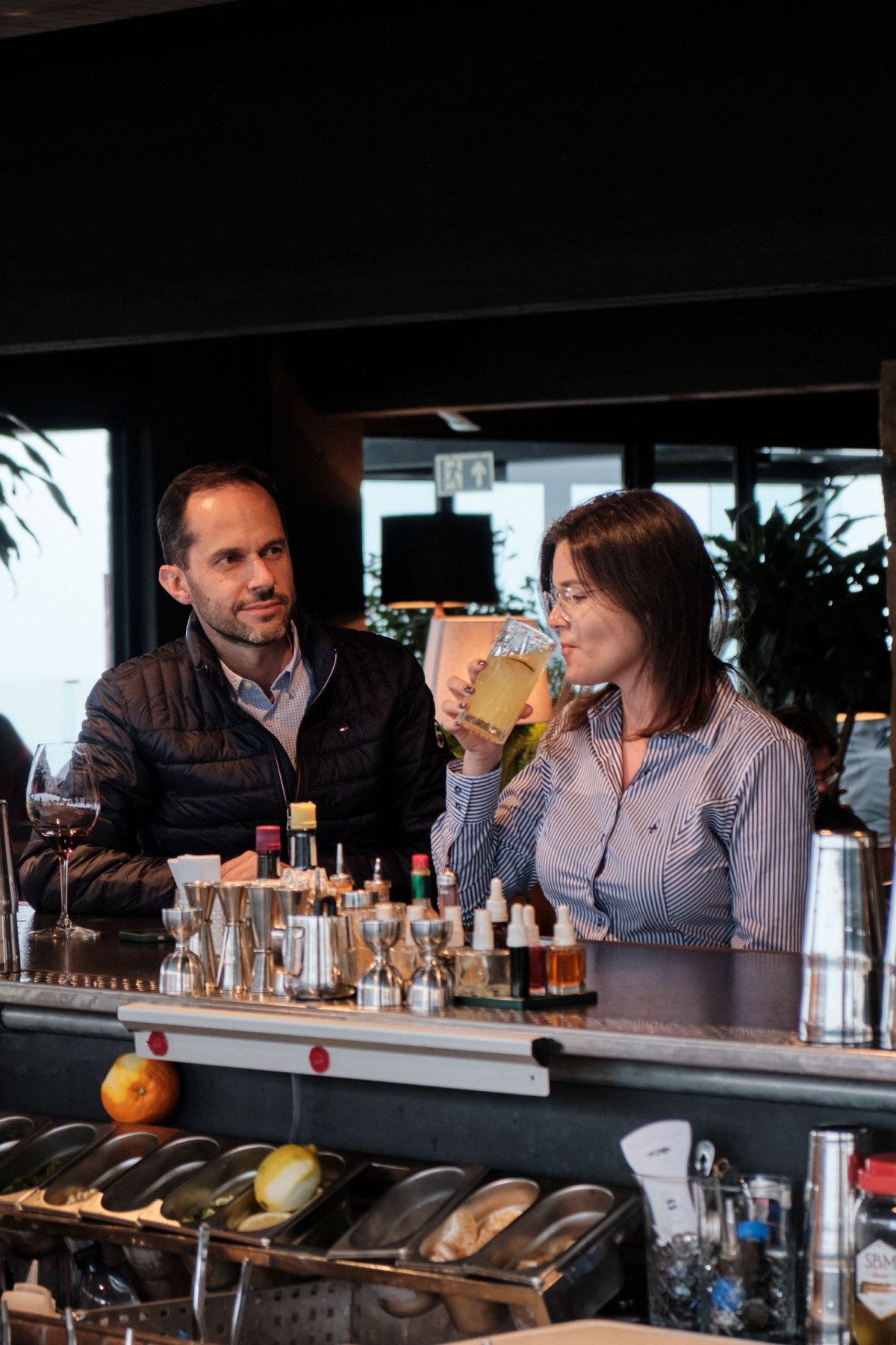 Bianca Cassol e Fabio Ferrari Mello juntos ao bar de drinks no belo restaurante da serra.