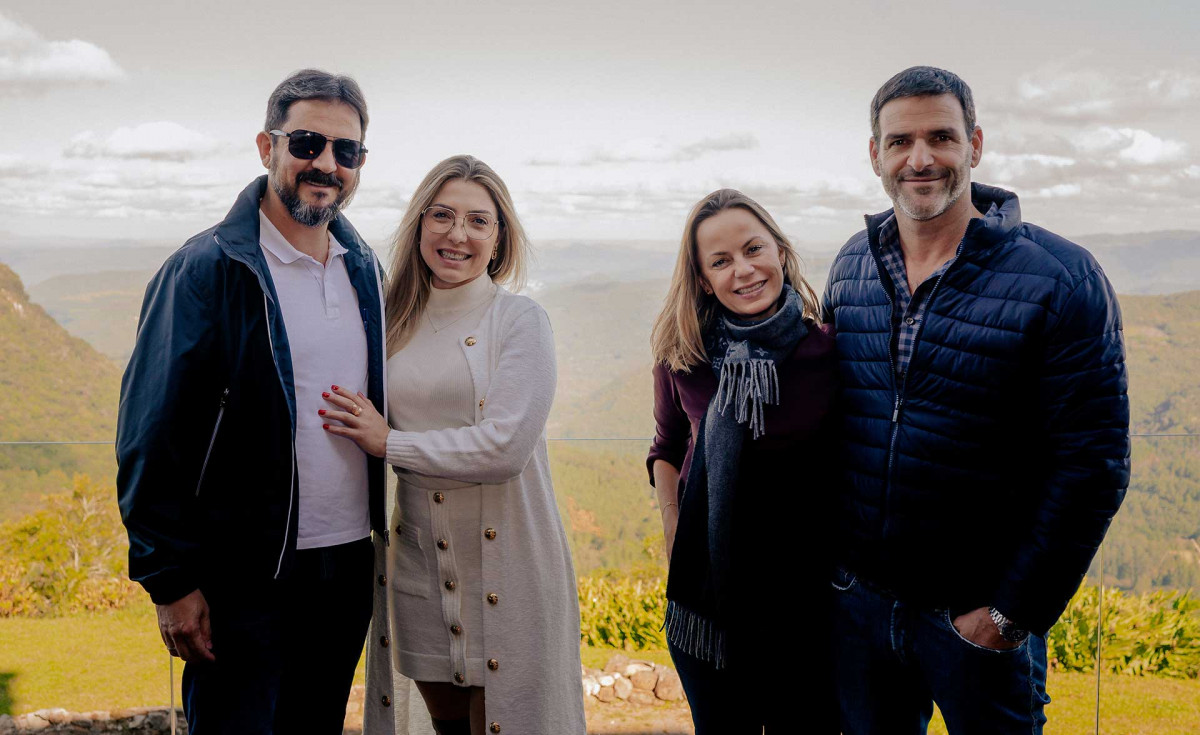 Viviane Eibel, Augusto Rauen com Gabriela Odara e Marcos Bassanesi em um dia lindo, com direito à vista maravilhosa do Vale do Quilombo.