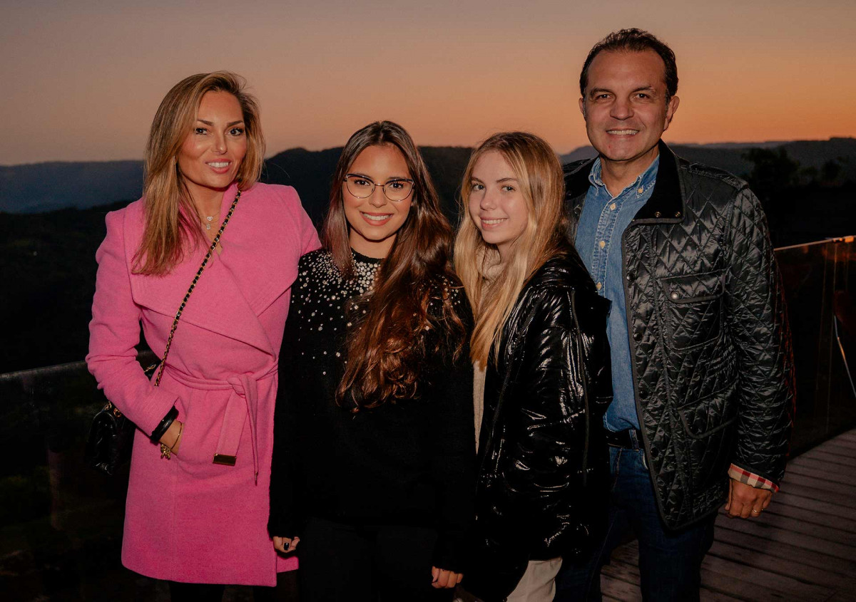 Marli Lima e Eduardo Hausen levaram as filhas Manuela e Isadora para curtir o sunset no Kempinski Laje de Pedra
