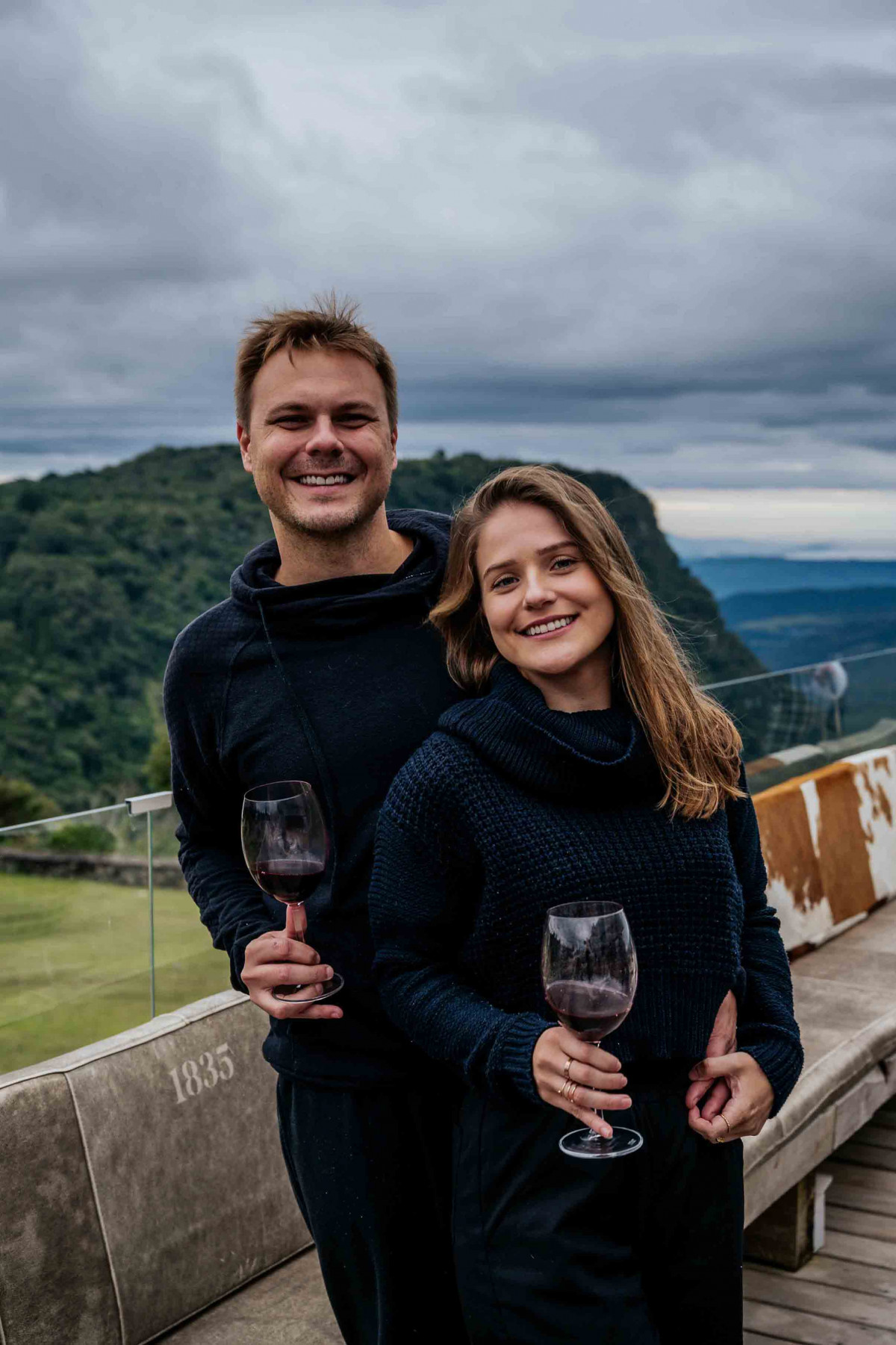 Raquel Guislene e Gustavo Gustavo Chiella  escolheram vinho tinto para curtir o visual do Vale do Quilombo