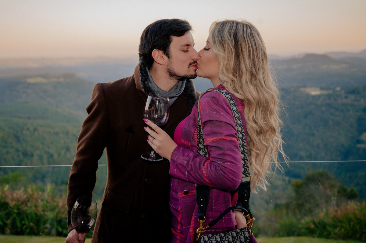 No melhor estilo Dia dos Namorados, Nadine Olson e Felipe Vieira no Kempinski Laje de Pedra