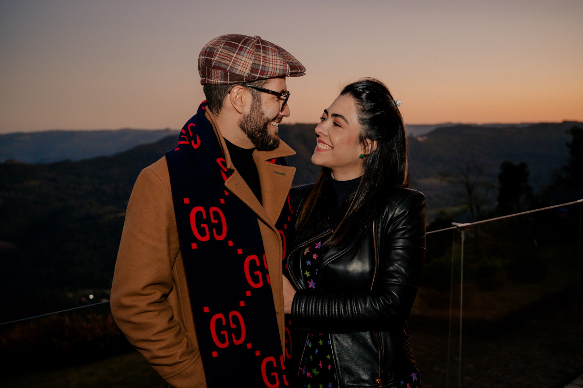 Em clima de romance, o renomado fotógrafo Nathan Carvalho e Raquel Rocha no entardecer no mirante.