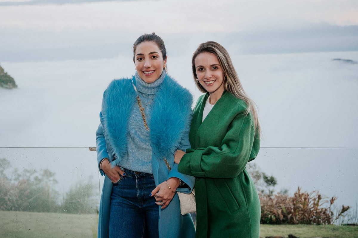 O charme de Nathalia Saleh e Bianca Maiaroti de olho no visual mágico do vale coberto por nuvens